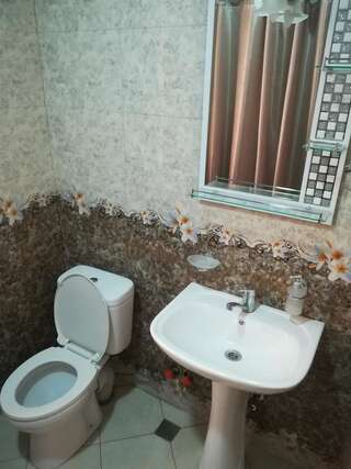 Отели типа «постель и завтрак» Gorgio Кутаиси Трехместный номер с ванной комнатой-11