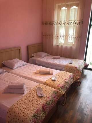 Отели типа «постель и завтрак» Gorgio Кутаиси Трехместный номер с ванной комнатой-14